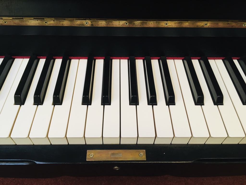 Manthey Klavier schwarz matt