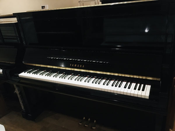 Yamaha gebrauchtes Klavier kaufen schwarz poliert