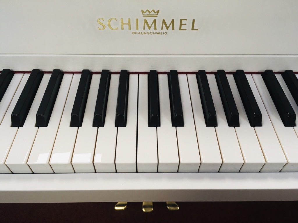 Mietklavier Schimmel weiss matt mit Moderator