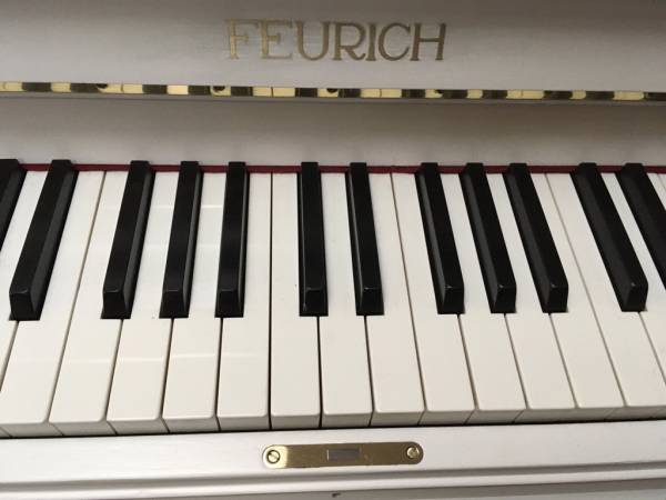 Feurich Klavier weiss matt mit Kassetten und Konsolen
