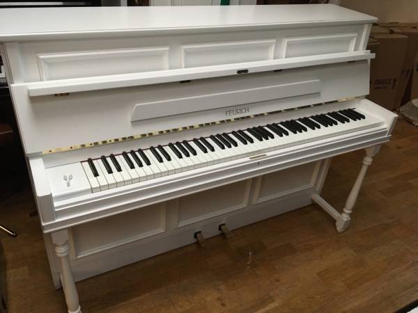Feurich Klavier weiss matt mit Kassetten und Konsolen