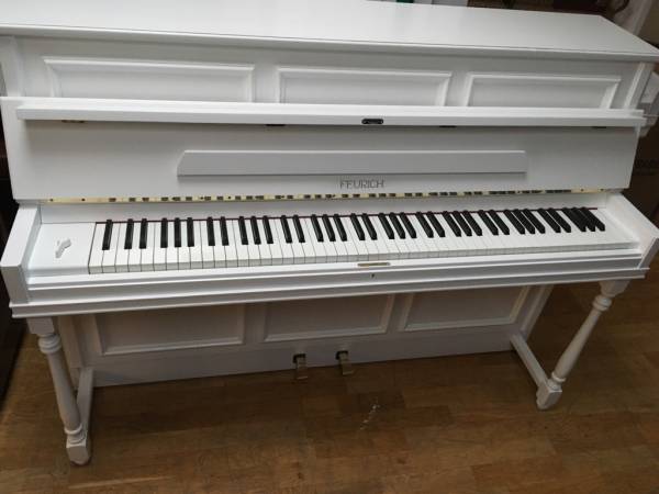 Feurich Klavier weiss matt mit Kassetten und Konsolen