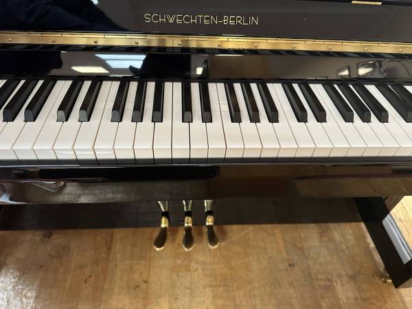 schwarz poliertes Mietpiano Schwechten Krefeld