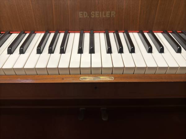 Seiler Piano leihen in nussbaum