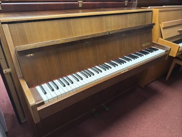 Seiler Piano leihen in nussbaum