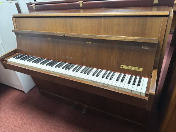 Seiler Piano leihen in nussbaum Düsseldorf