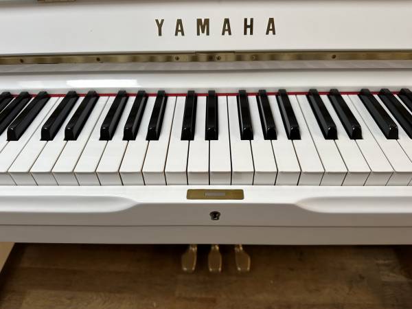 Gebrauchtklavier<br>Yamaha U1 weiss poliert – Bild 2
