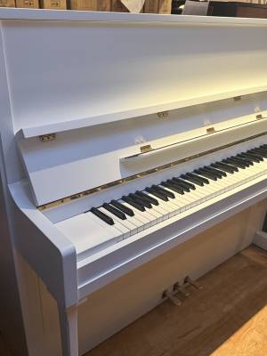 Ibach Klavier weiss matt mit Konsolen zur Miete