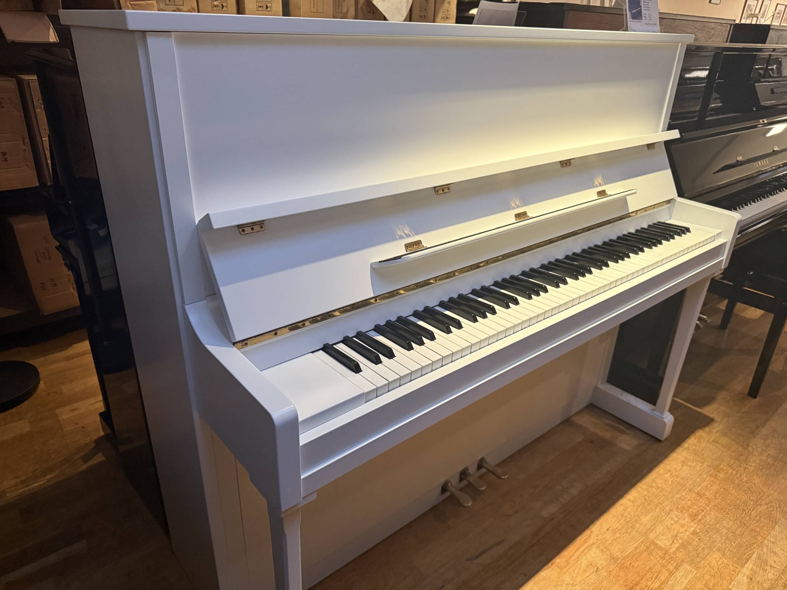 Ibach Klavier weiss matt mit Konsolen zur Miete