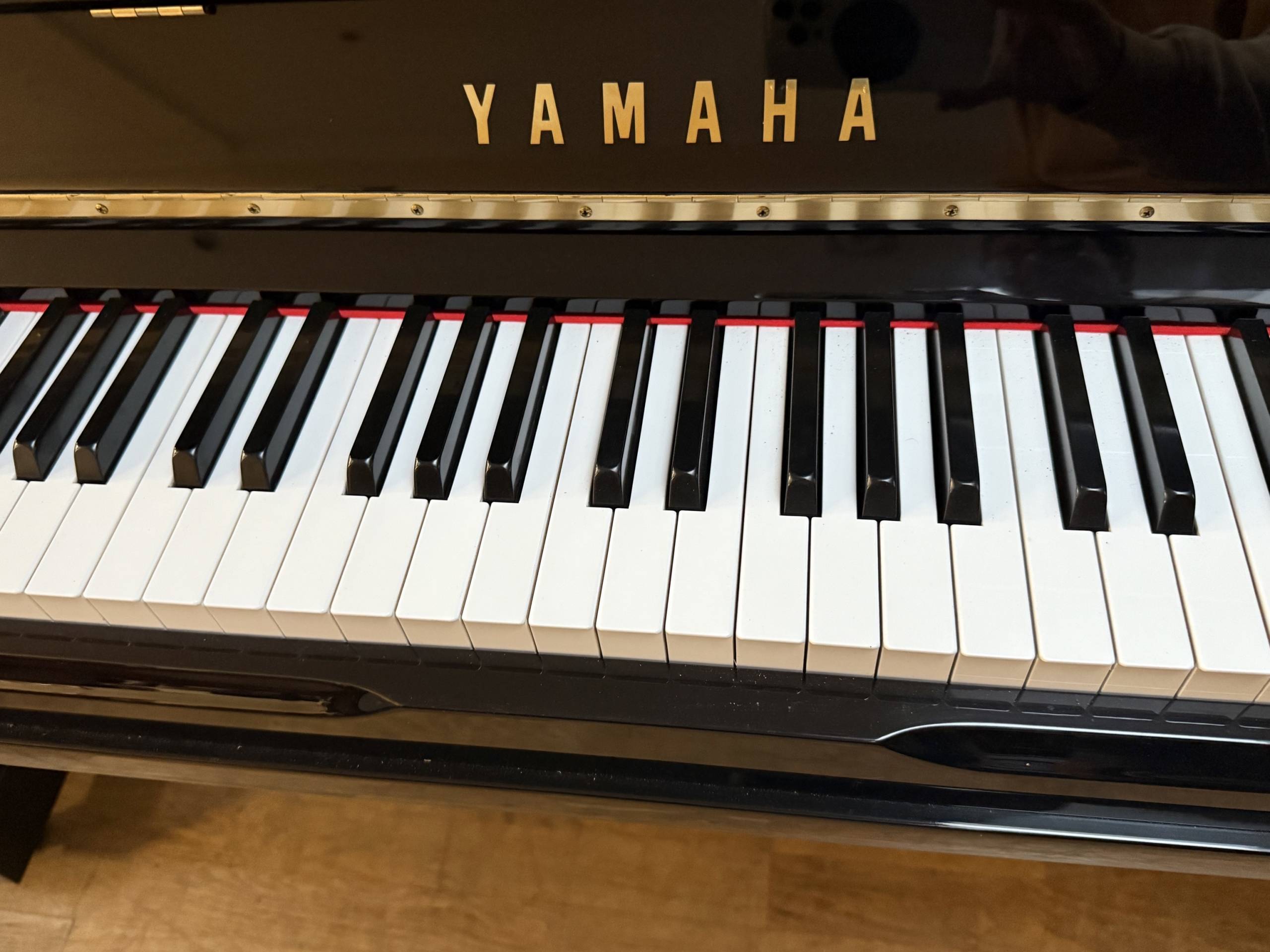 Gebrauchtklavier<br>Yamaha UX10BL schwarz poliert – Bild 2