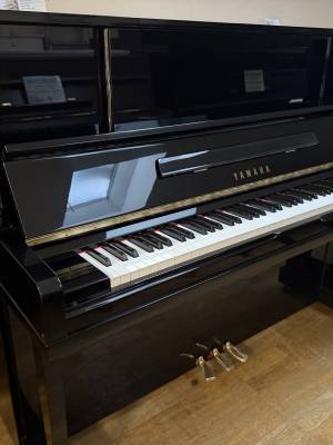Gebrauchtklavier<br>Yamaha UX10BL schwarz poliert