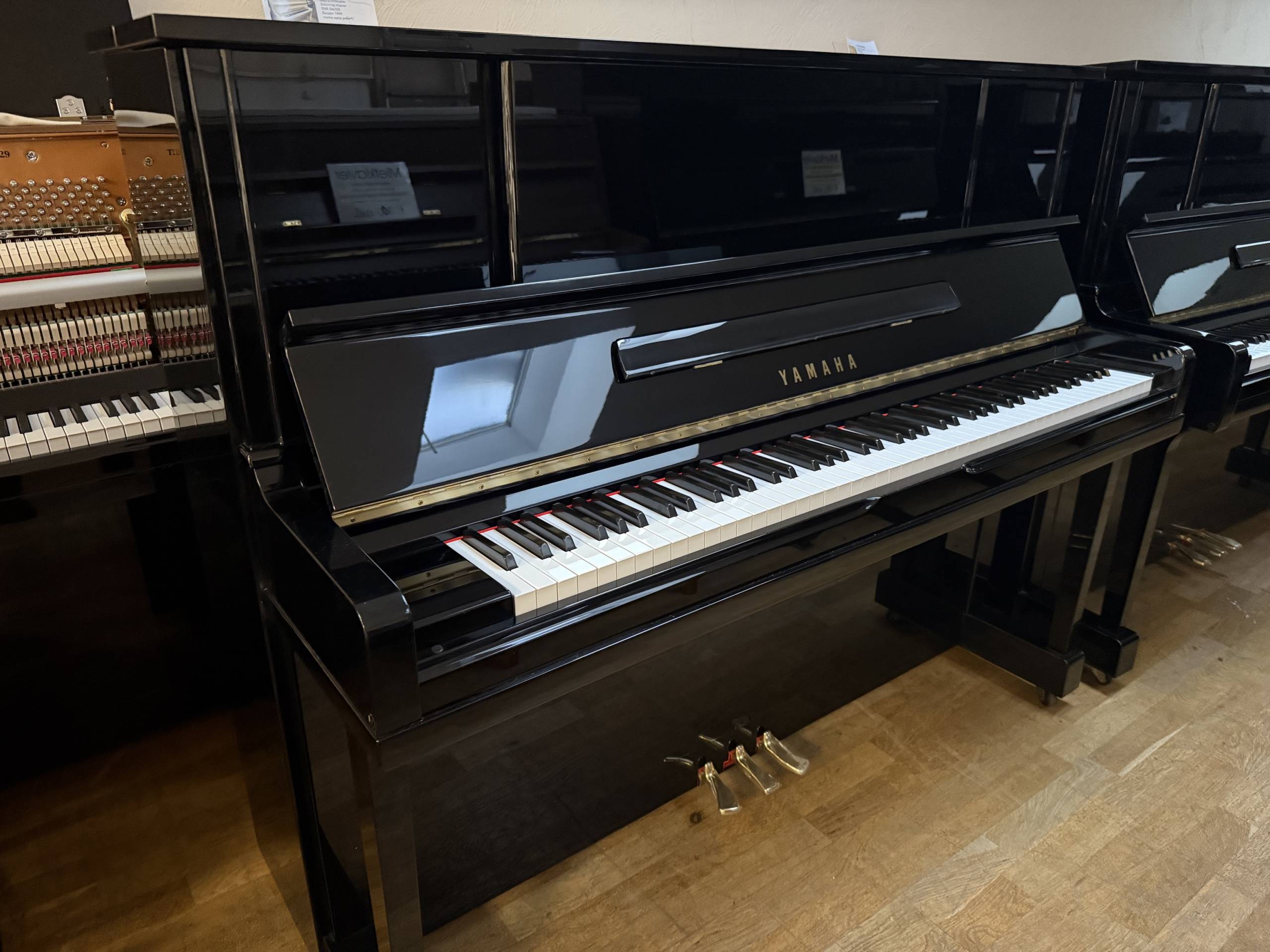 Gebrauchtklavier<br>Yamaha UX10BL schwarz poliert