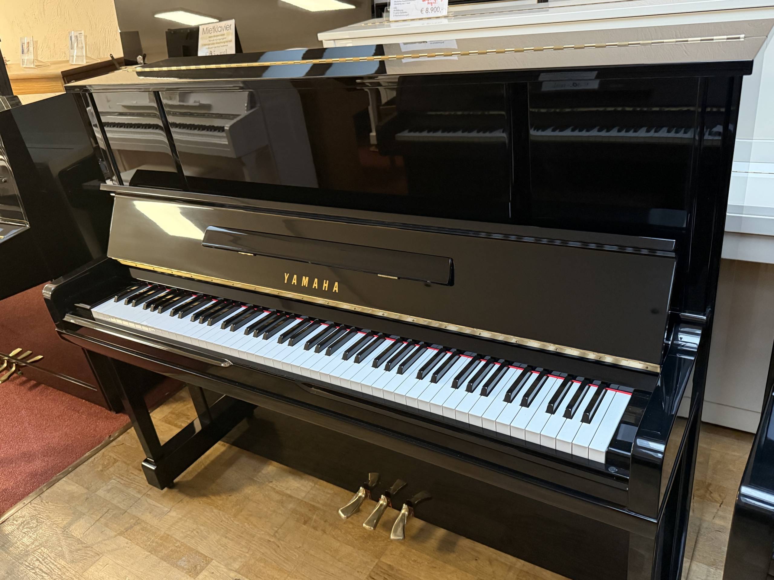 Gebrauchtklavier<br>Yamaha UX10BL schwarz poliert – Bild 5