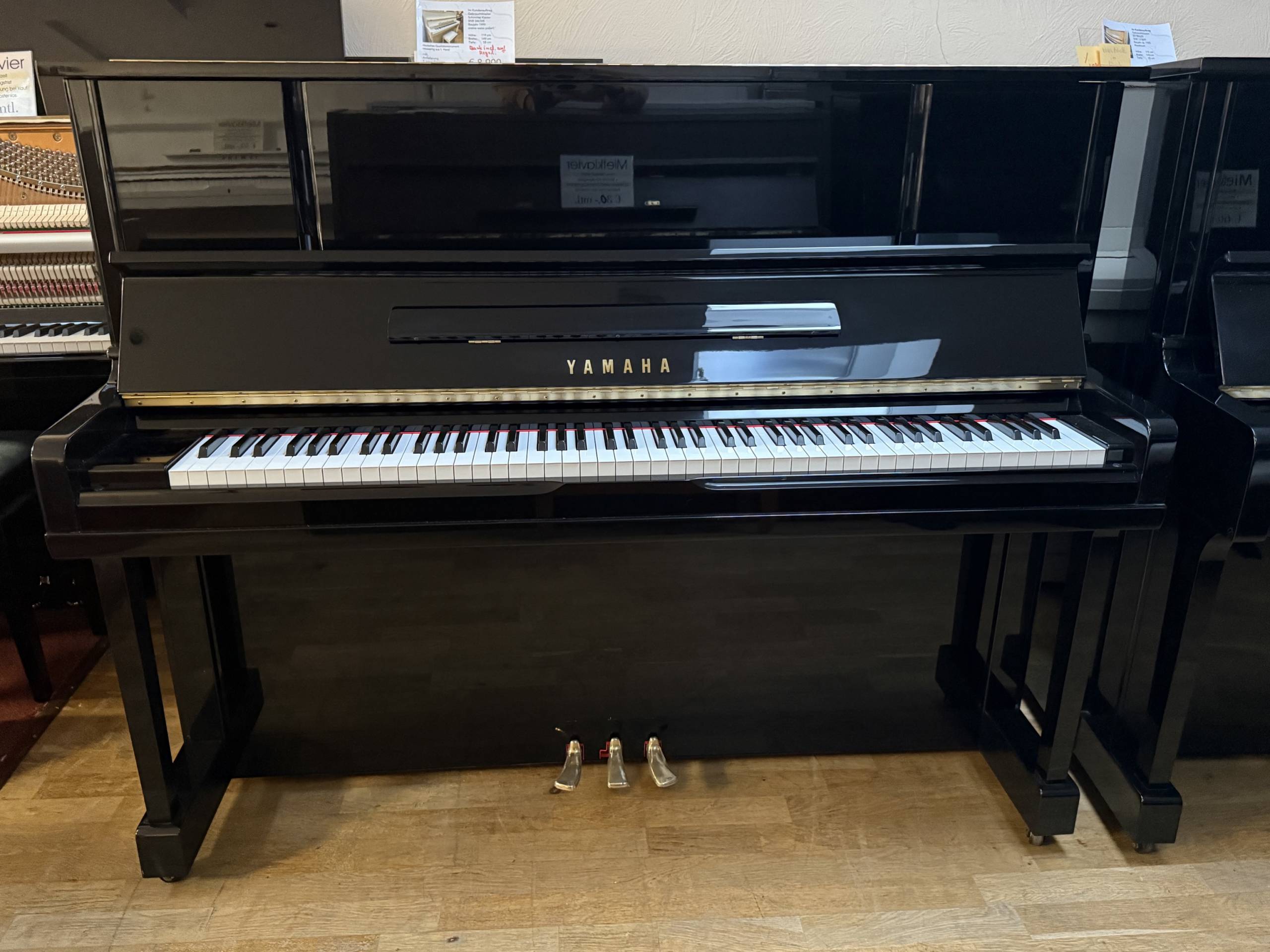 Gebrauchtklavier<br>Yamaha UX10BL schwarz poliert – Bild 6
