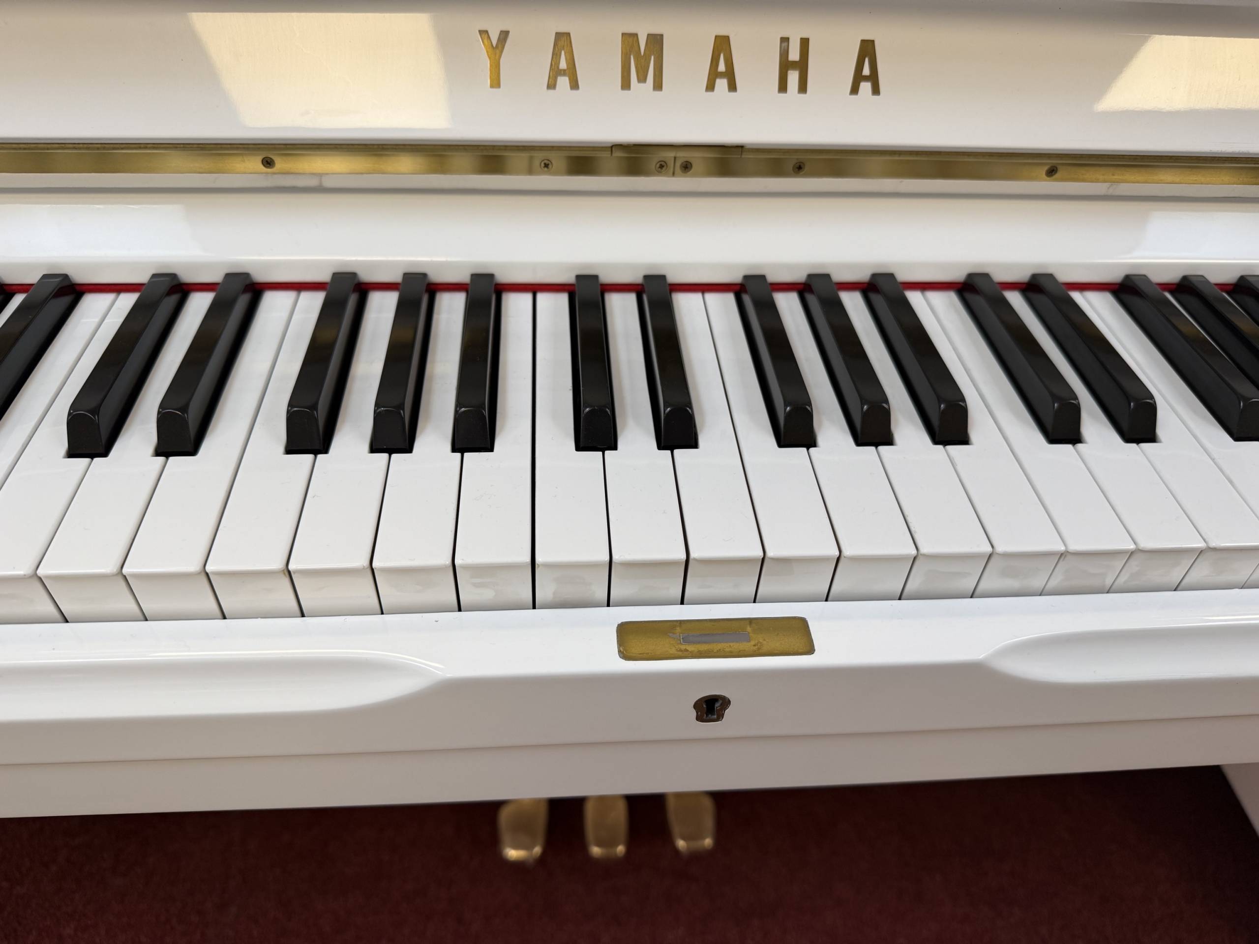Gebrauchtklavier<br>Yamaha U1 PWH weiss poliert – Bild 2